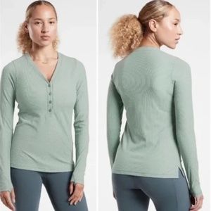 XS / NWOT Athleta Uptempo Ribbed Henley Top in Heather Mint Green